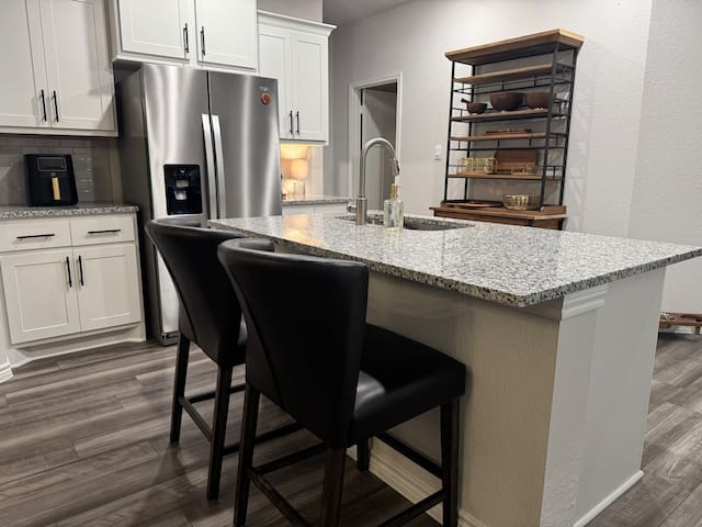 Relaxing Aggie-Friendly Home, 15-mins Kyle Field - College Station