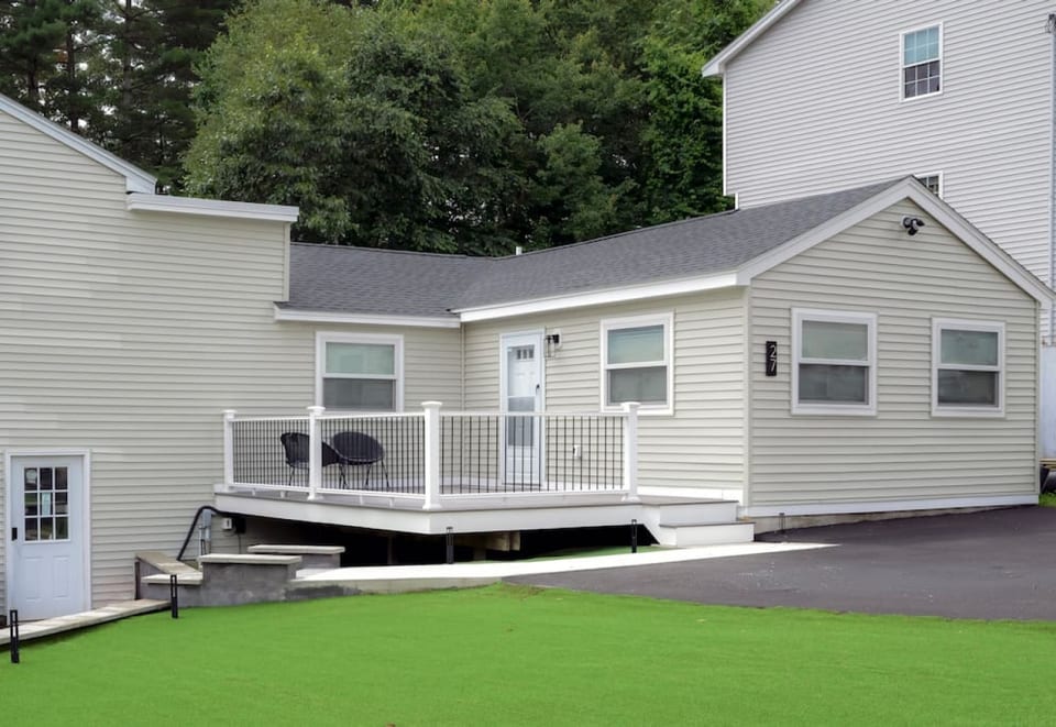 Lake Access 4 Bed 3 Bath HOT TUB - Billerica