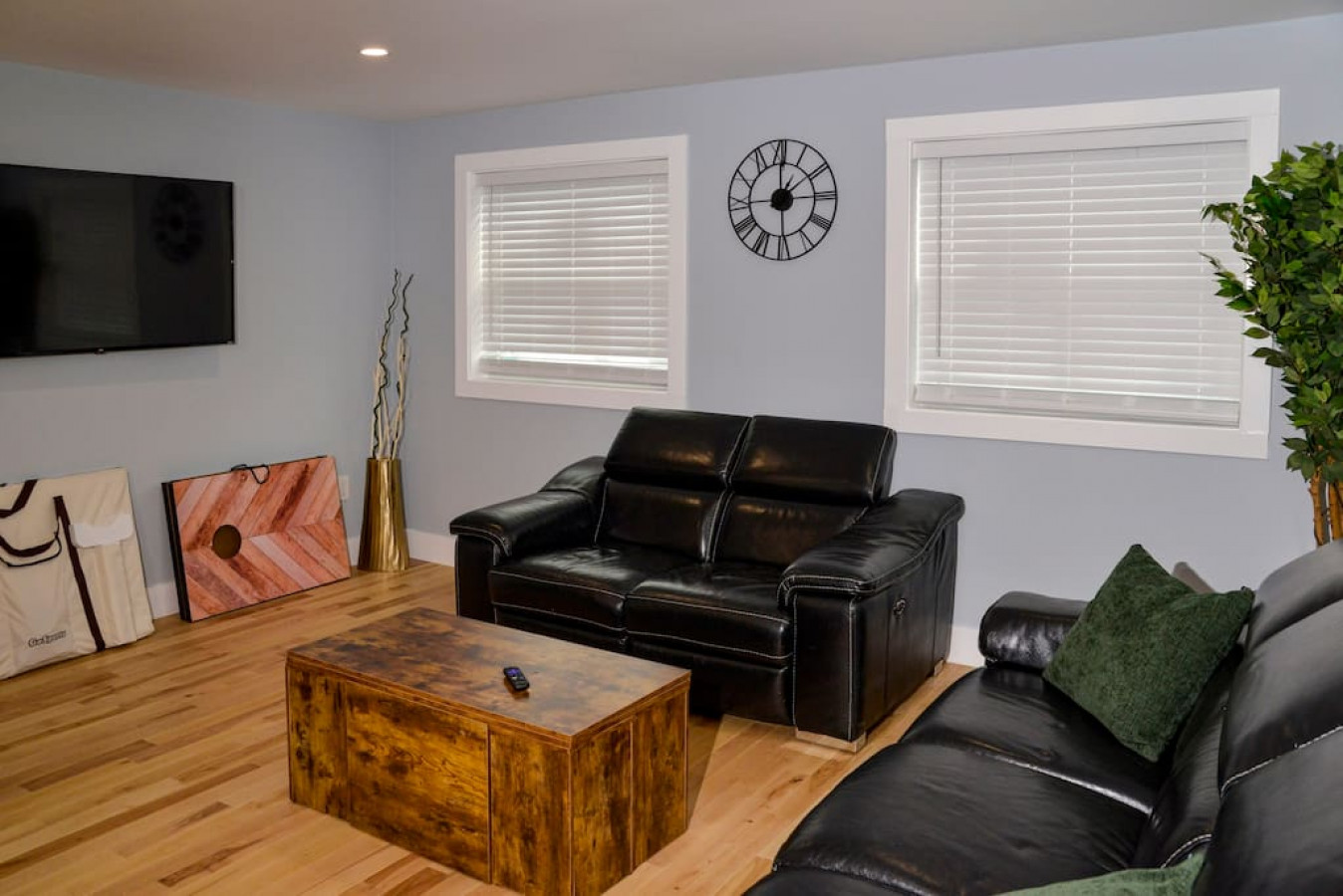 lake-access-4-bed-3-bath-hot-tub/