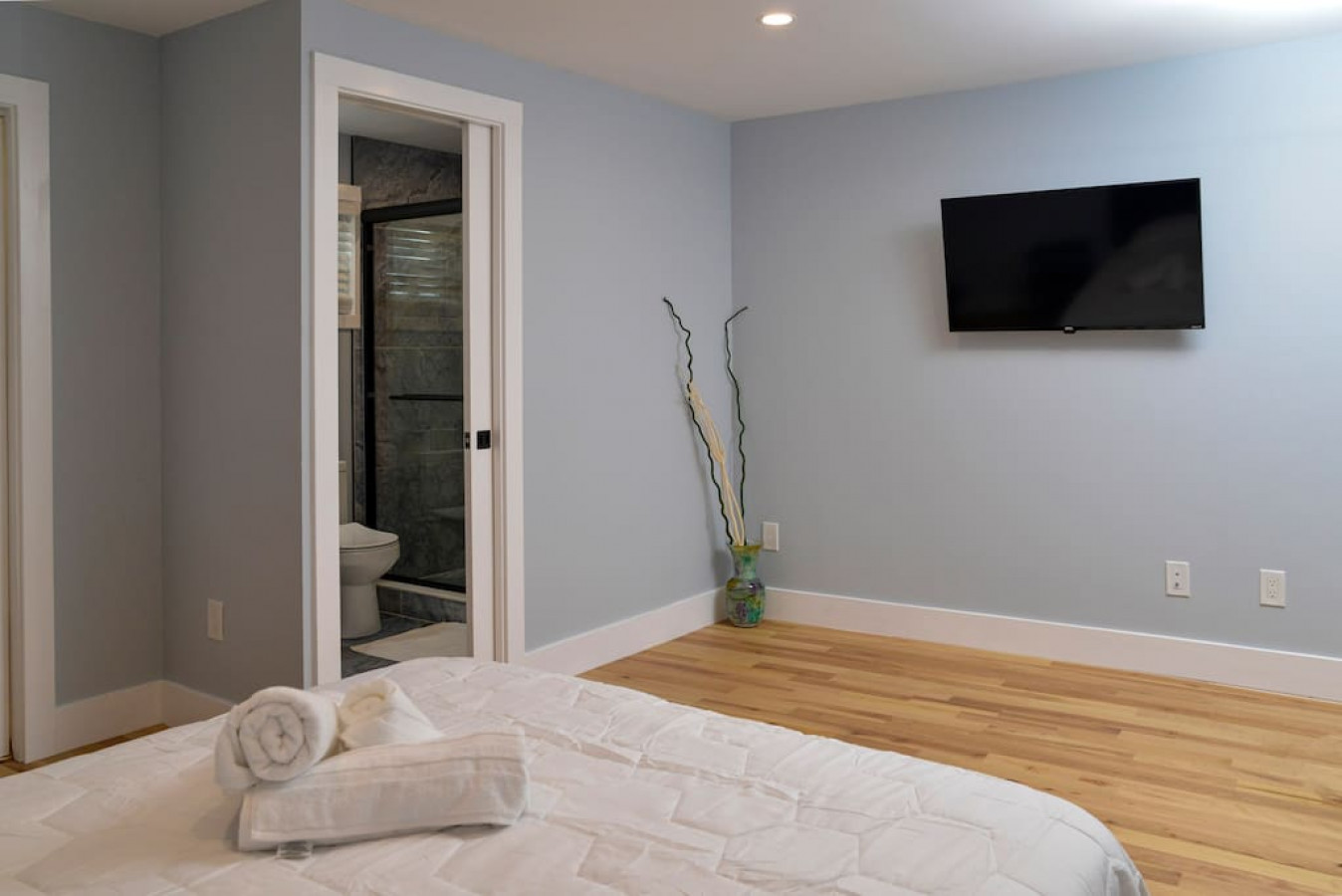 lake-access-4-bed-3-bath-hot-tub/