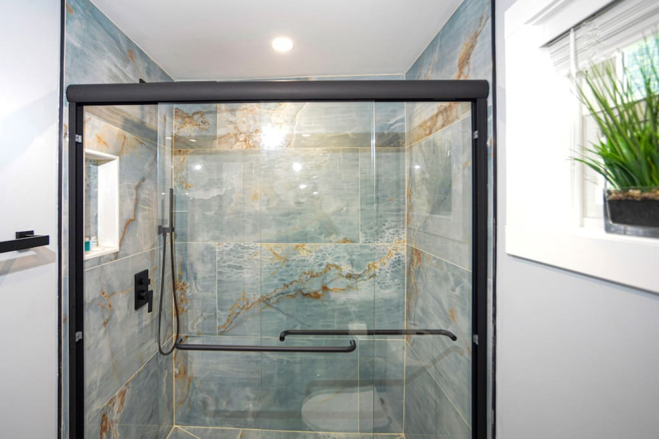 lake-access-4-bed-3-bath-hot-tub/