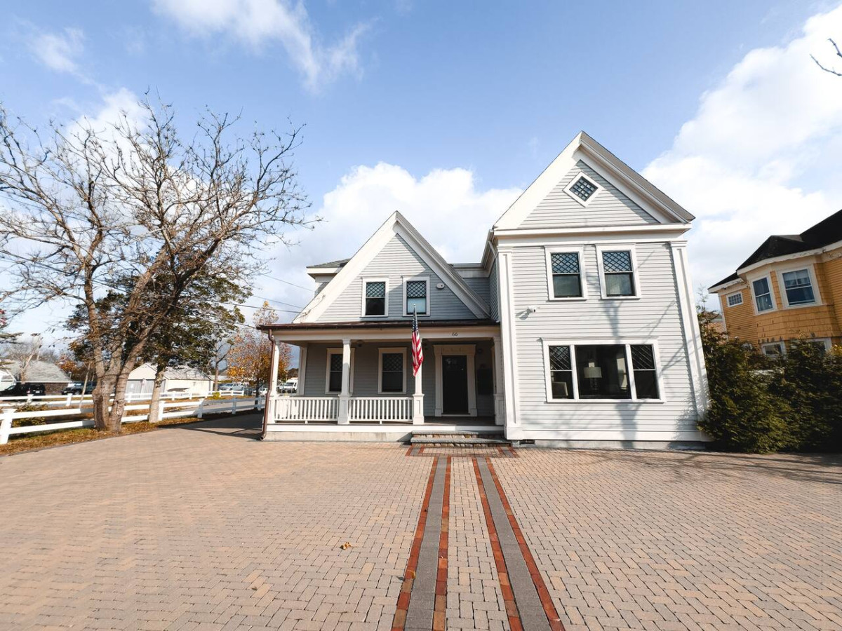 charming-hyannis-3-bed-2-bath/