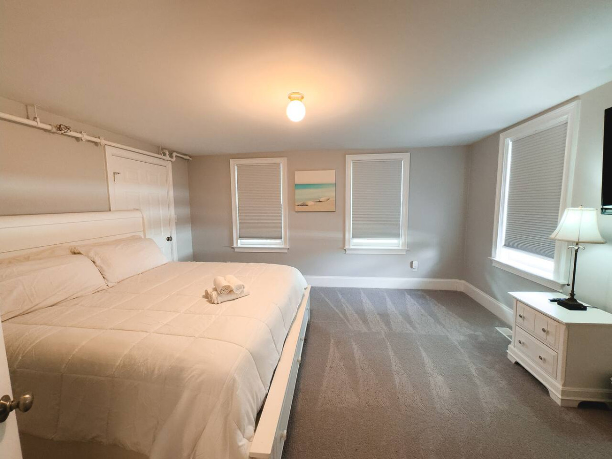 charming-hyannis-3-bed-2-bath/