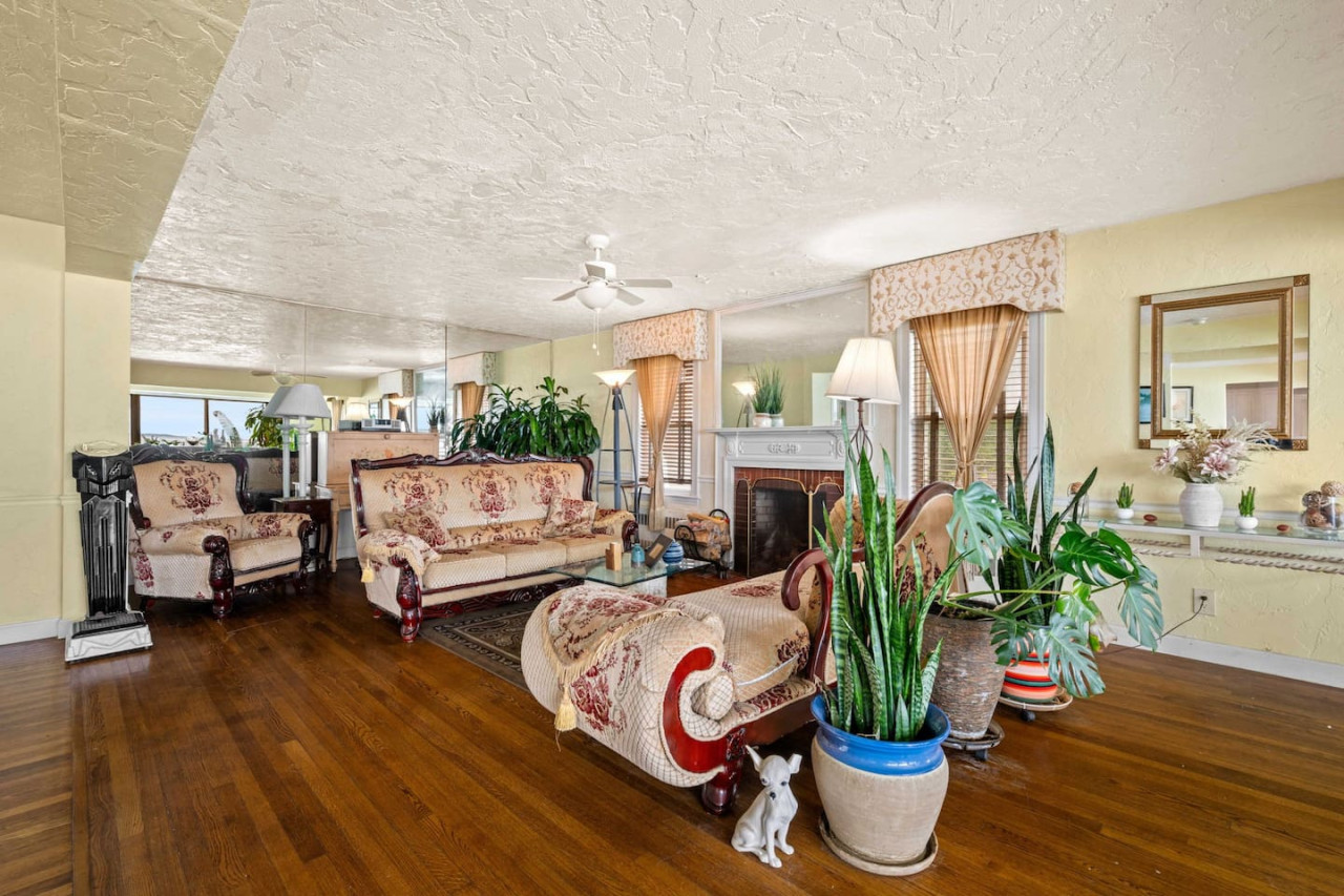 coastal-charm:-lobster-chateau/