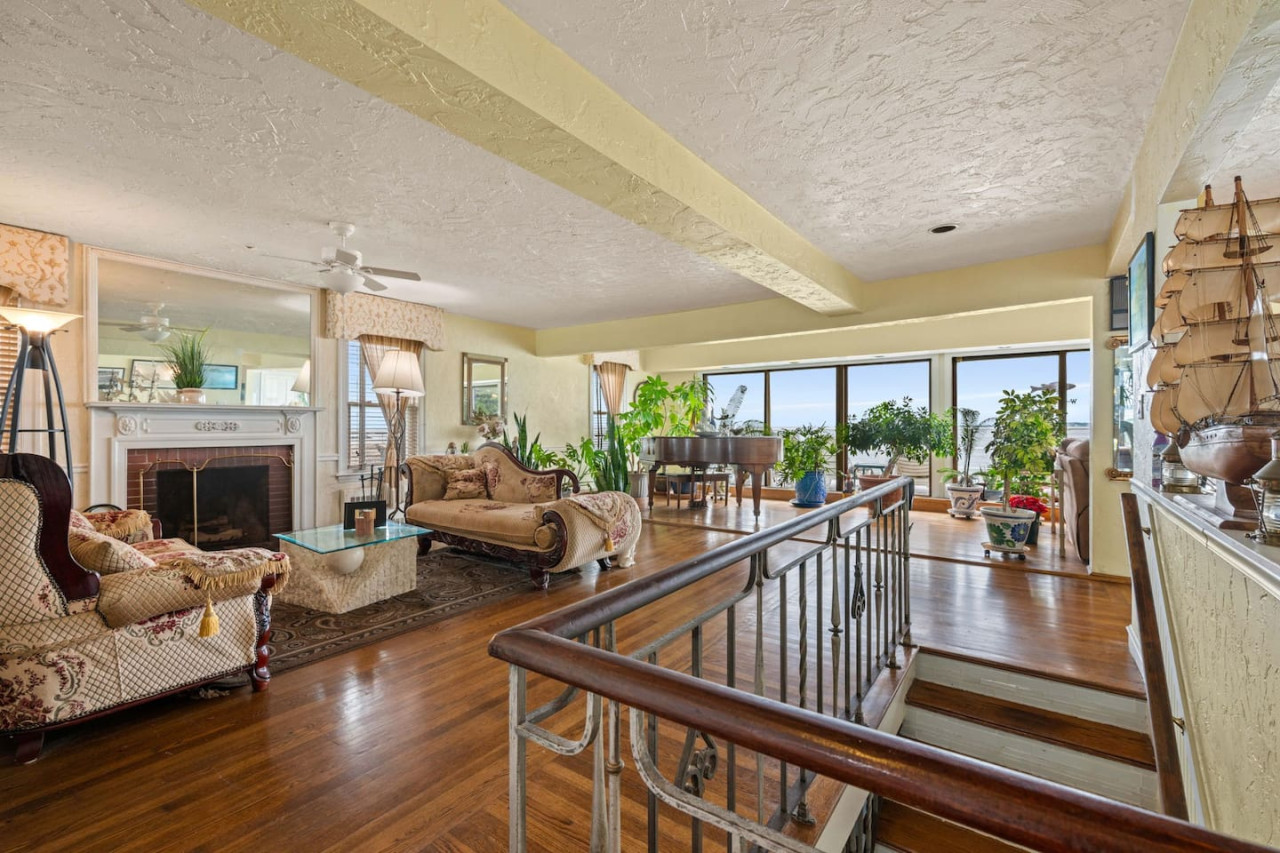 coastal-charm:-lobster-chateau/