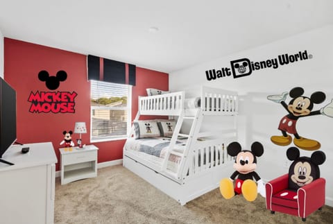 *NEW* King Bed | Disney Contemporary Townhouse