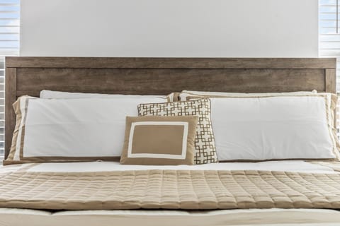 *NEW* King Bed | Disney Contemporary Townhouse