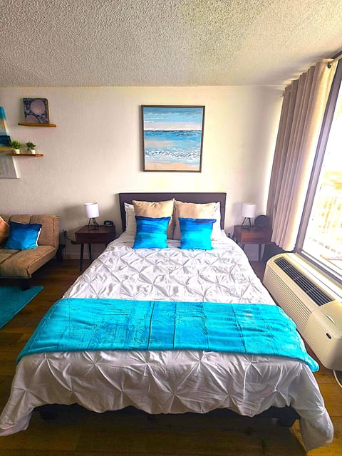 Studio Condo, Sleeps 3, Ocean View