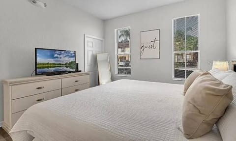 Cozy Retreat w/ Fireplace 12 miles to Disney