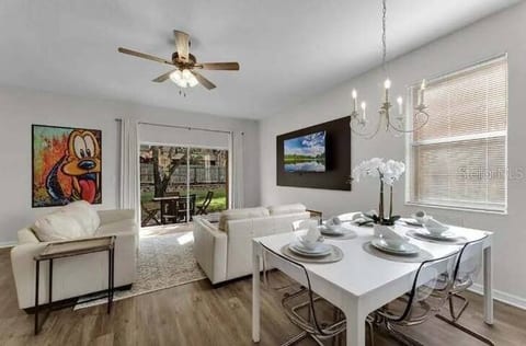 Cozy Retreat w/ Fireplace 12 miles to Disney