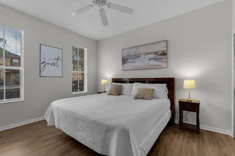 Cozy Retreat w/ Fireplace 12 miles to Disney