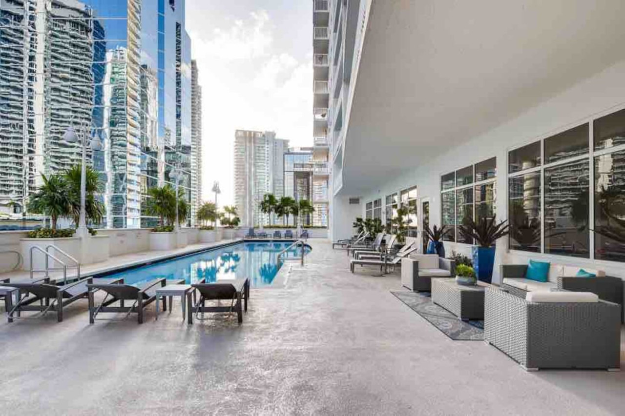 huge-one-bedroom-condo-sleep4-with-free-parking-gym-brickell-area/