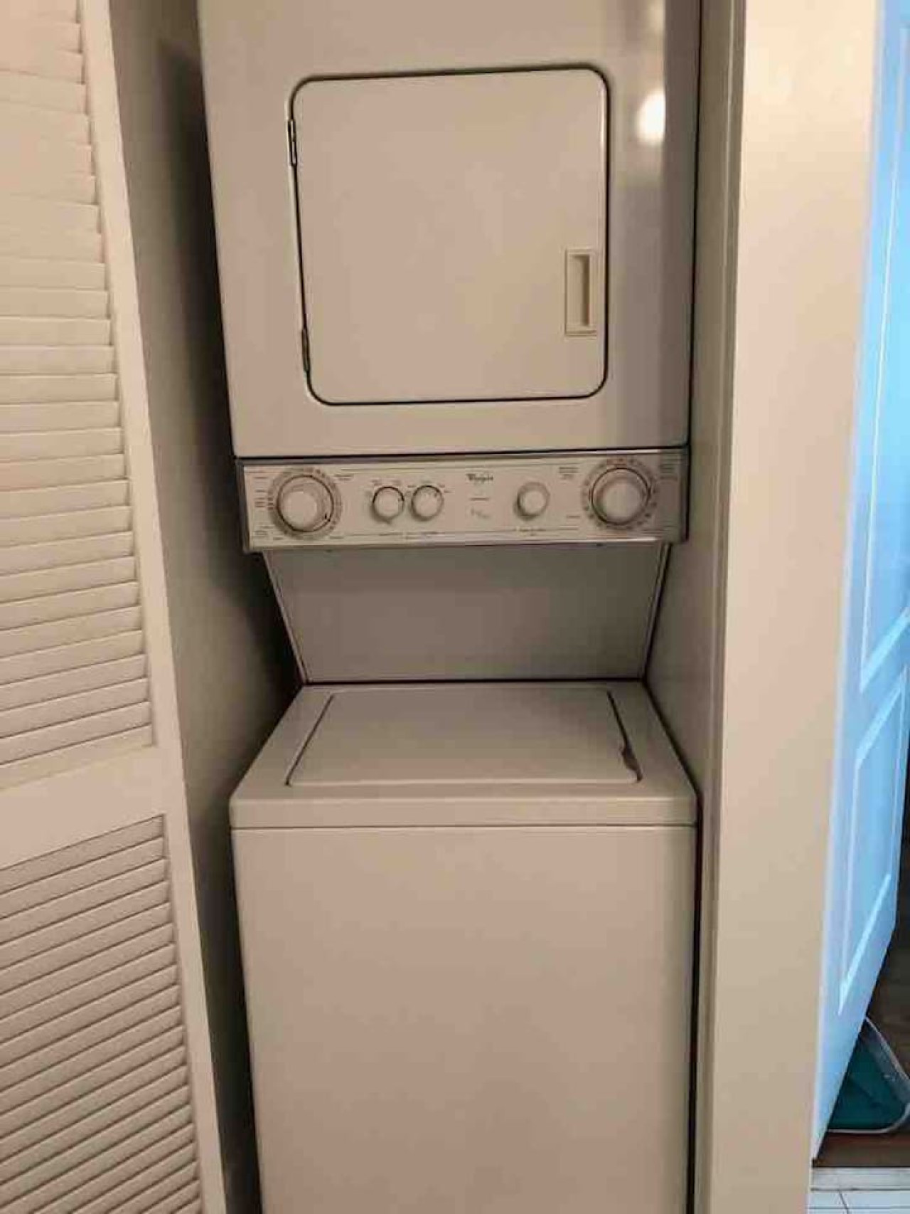 huge-one-bedroom-condo-sleep4-with-free-parking-gym-brickell-area/