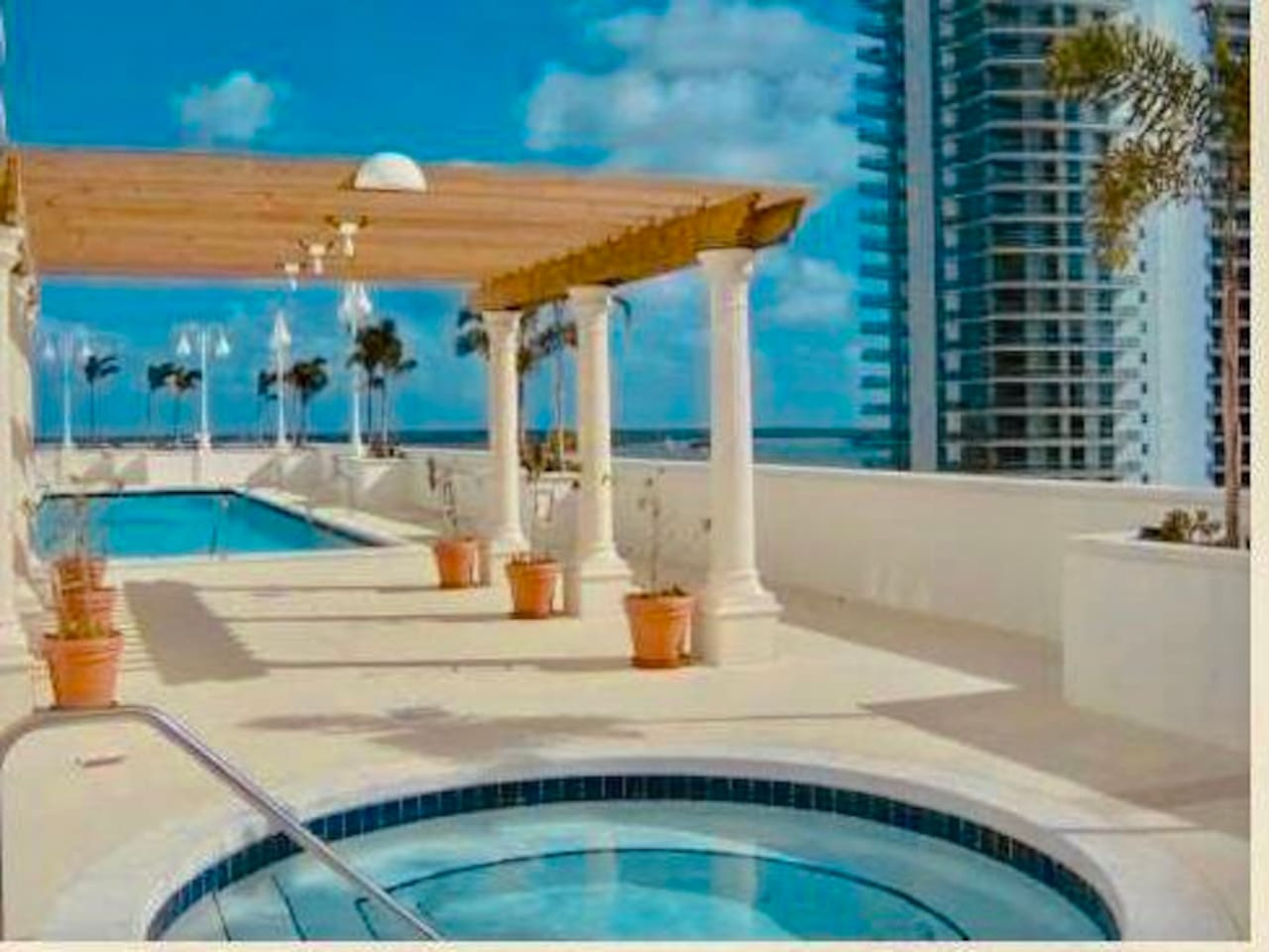 huge-one-bedroom-condo-sleep4-with-free-parking-gym-brickell-area/