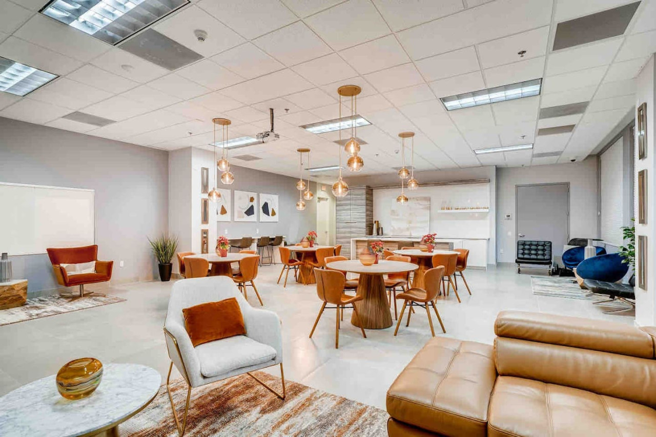 huge-one-bedroom-condo-sleep4-with-free-parking-gym-brickell-area/