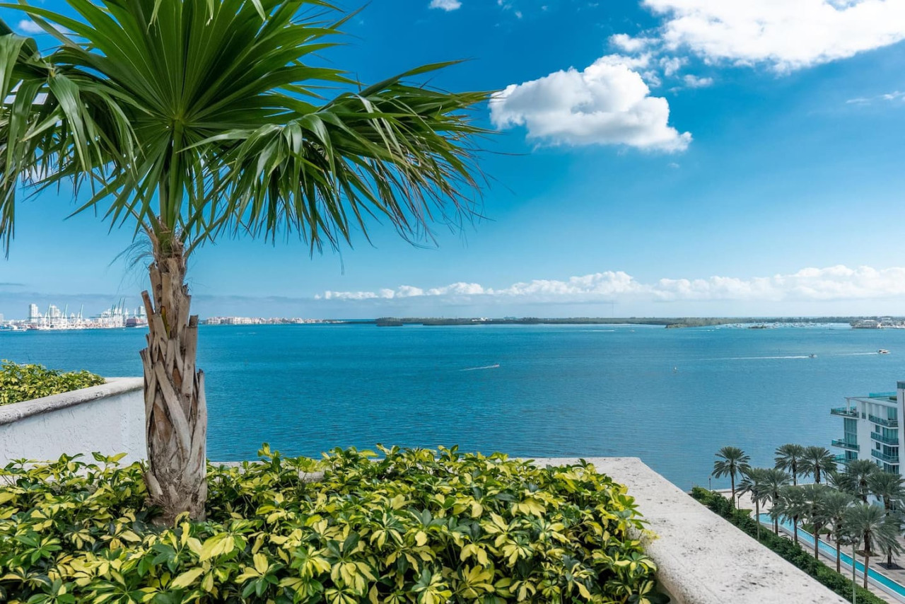 huge-one-bedroom-condo-sleep4-with-free-parking-gym-brickell-area/