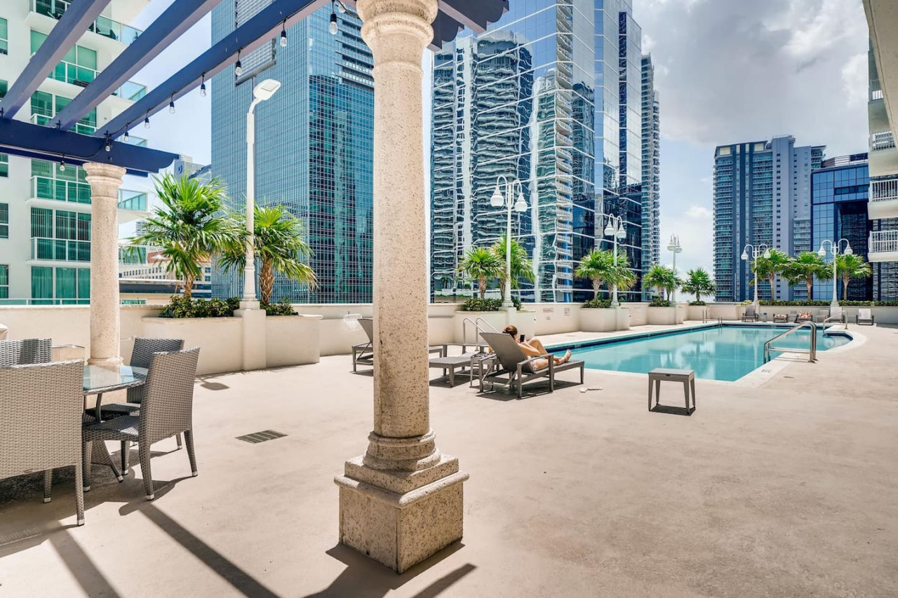 luxurious-2-bedroom-condo-w-city-and-ocean-view-brickell-area/