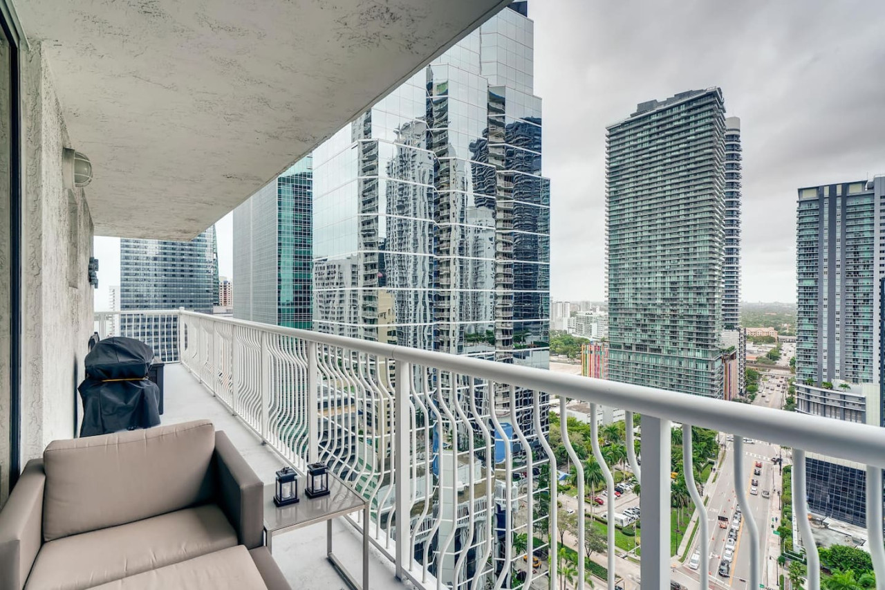 luxurious-2-bedroom-condo-w-city-and-ocean-view-brickell-area/