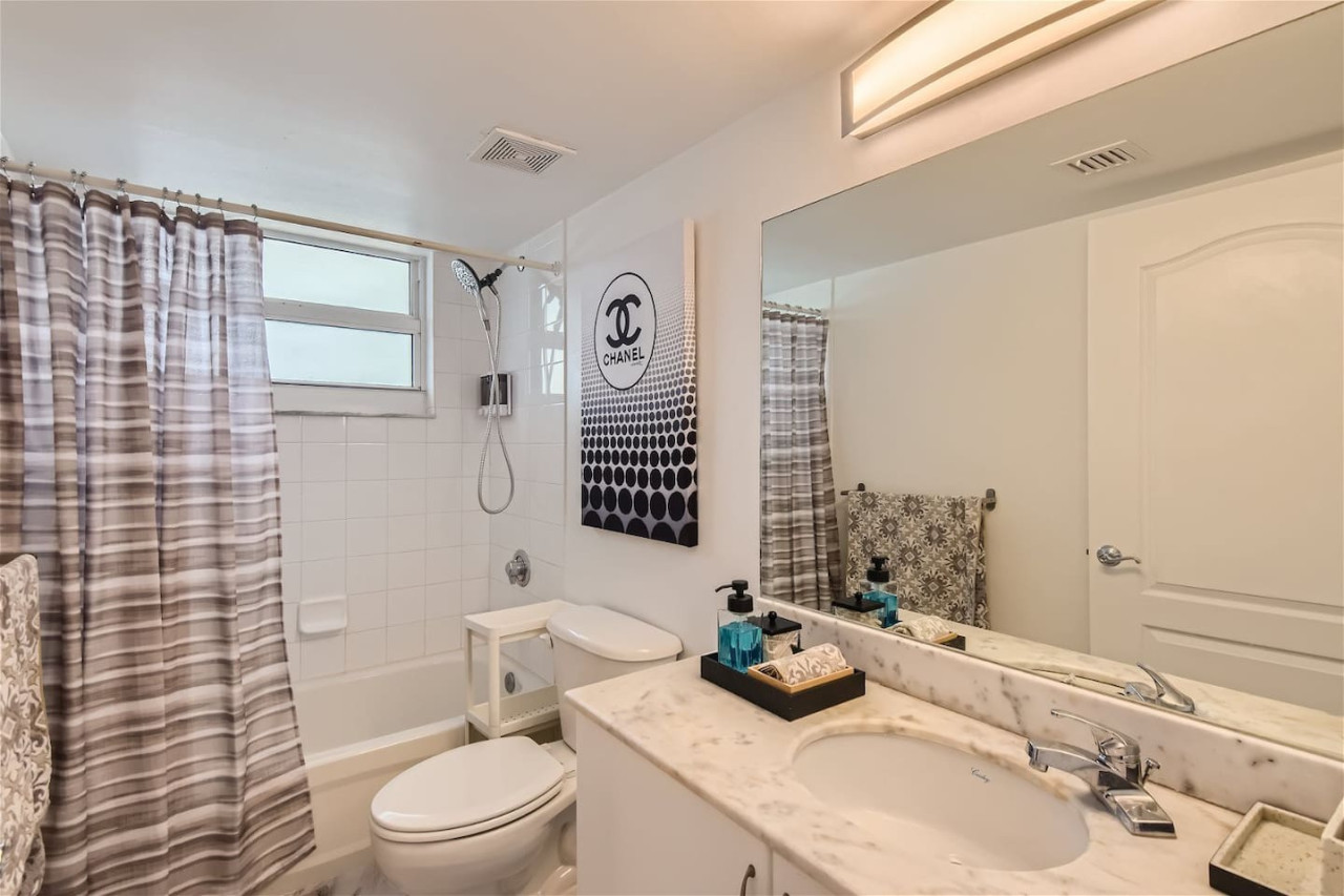 luxurious-2-bedroom-condo-w-city-and-ocean-view-brickell-area/