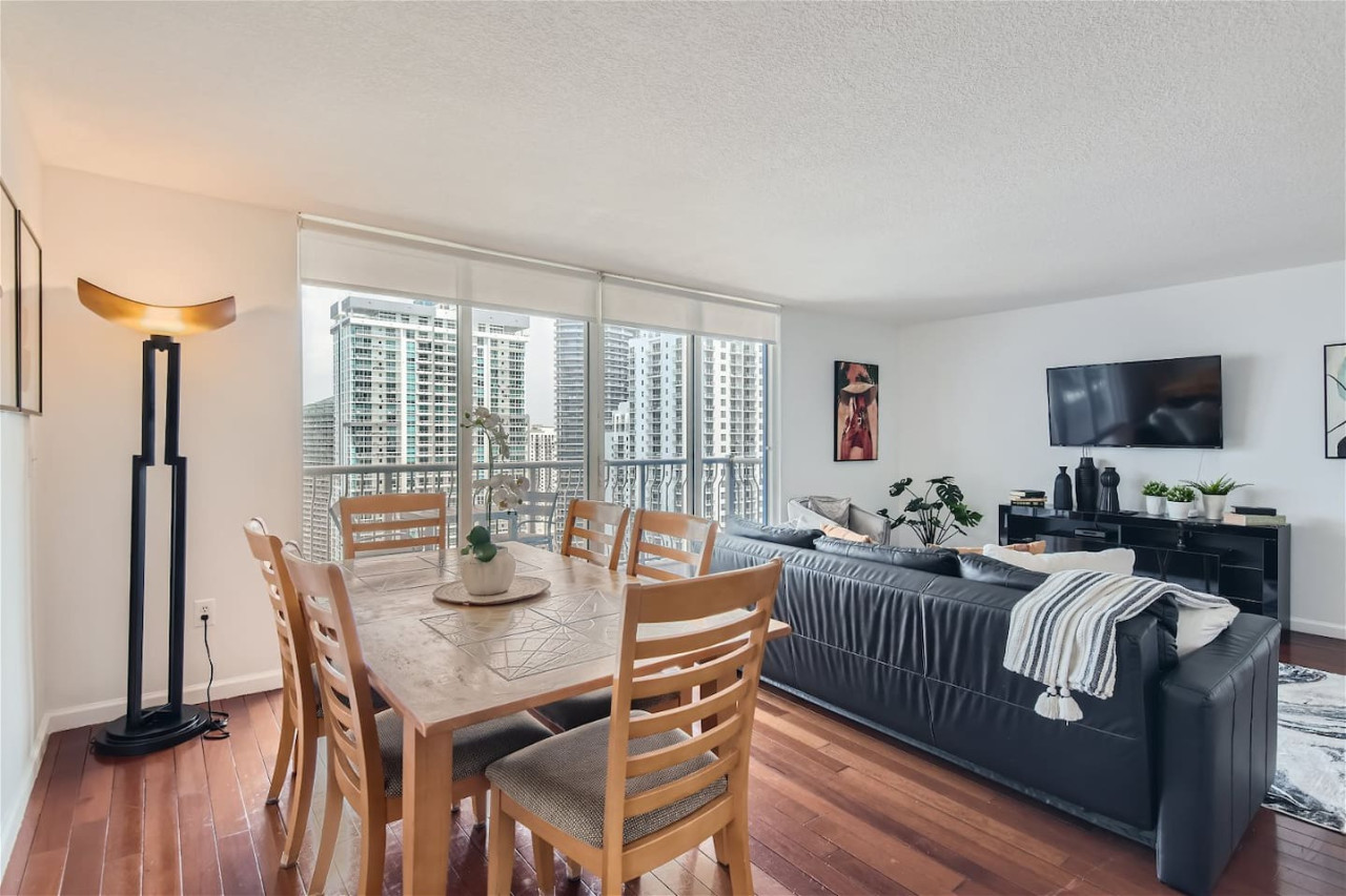 luxurious-2-bedroom-condo-w-city-and-ocean-view-brickell-area/
