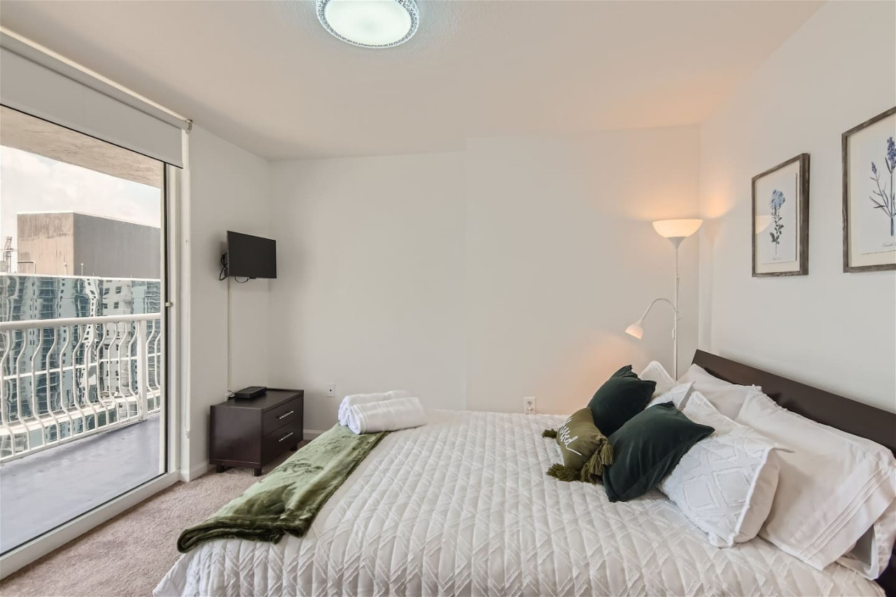luxurious-2-bedroom-condo-w-city-and-ocean-view-brickell-area/