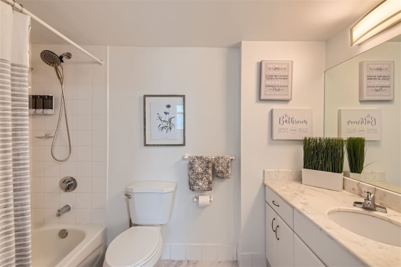 luxurious-2-bedroom-condo-w-city-and-ocean-view-brickell-area/