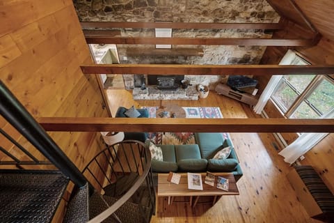 Kona's Cabin — Fireplace, King Bed, Pet Friendly