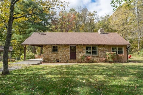 Kona's Cabin — Fireplace, King Bed, Pet Friendly