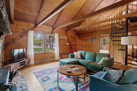 Kona's Cabin — Fireplace, King Bed, Pet Friendly