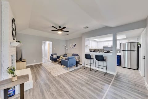 Pet Friendly! Modern 2BR w/ King Bed + Fast Wi-Fi!