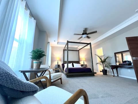 Queen Room w/Private Bath - Serene Slumber Suite