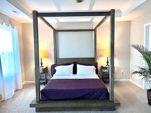 Queen Room w/Private Bath - Serene Slumber Suite