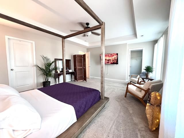 Queen Room w/Private Bath - Serene Slumber Suite - Denver
