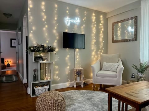 Neighborhood Apt blocks to pubs 30mins to NYC