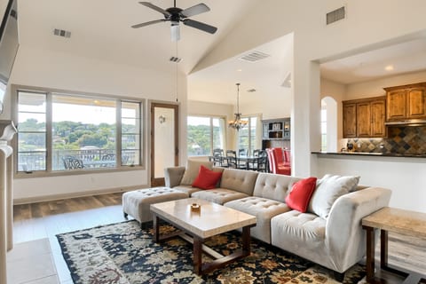 Luxury Waterfront Condo - Long Term Welcome