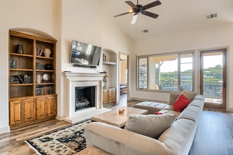 Luxury Waterfront Condo - Long Term Welcome