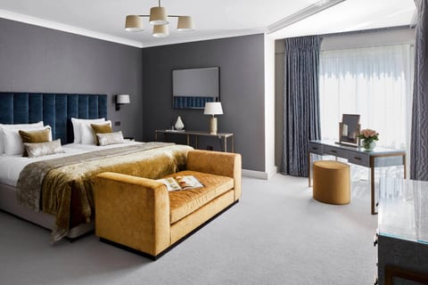 Fully Serviced Three Bed Apartment with Balcony