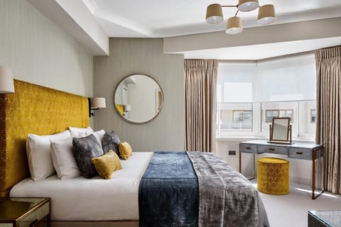 Fully Serviced Three Bed Apartment with Balcony
