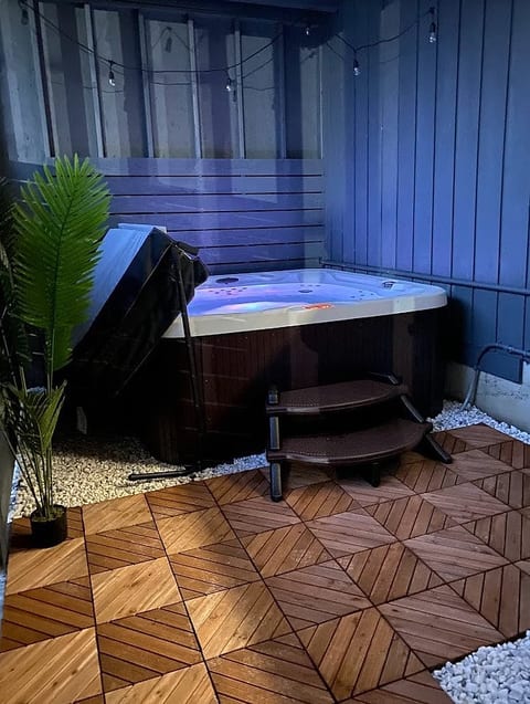 Moby's Pacific Beach Adventure Base, Hot Tub & Gameroom