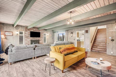 Moby's Pacific Beach Adventure Base, Hot Tub & Gameroom