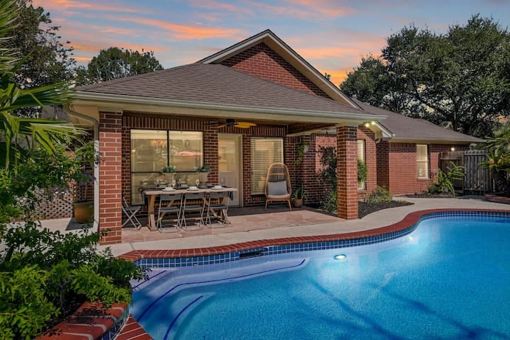 Dining area pool side