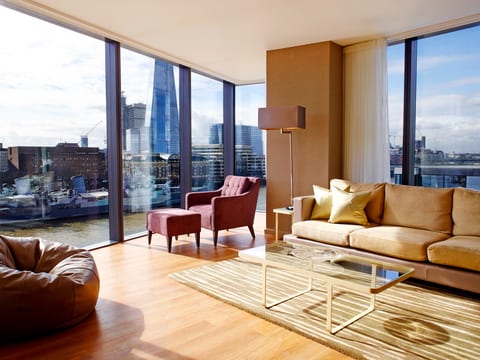Three Bedroom Apart.. with Views over Tower Bridge
