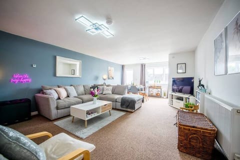 Cosy Retreat for Couples & Families, Rural Views.