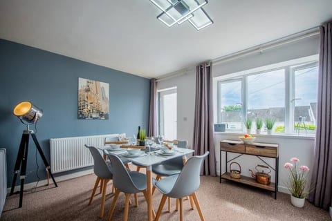Cosy Retreat for Couples & Families, Rural Views.
