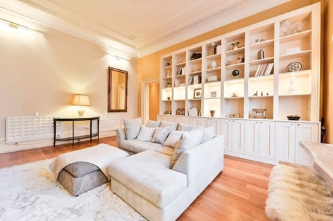 Elegant Victorian Flat Near Chelsea Embankment