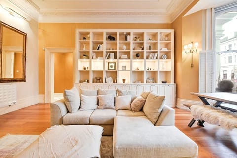 Elegant Victorian Flat Near Chelsea Embankment