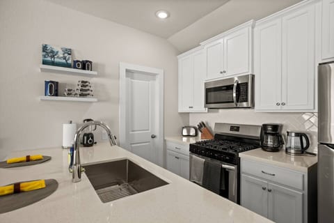 Austin Brand New Furnished Casita Near Tesla