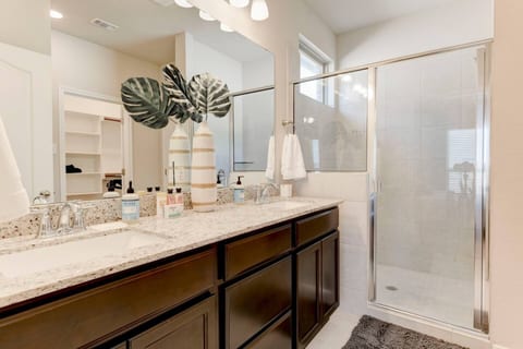 Spacious 4-Bedroom Retreat in East Temple
