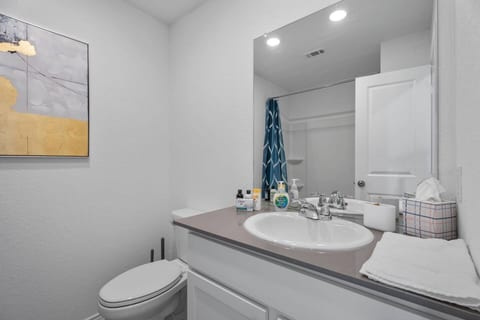 Business Haven in New Braunfels with 5 Beds