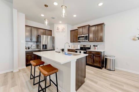Spacious Modern 5 beds House in Troy